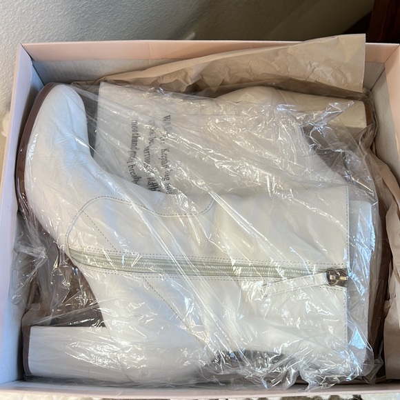 Chinese Laundry White leather block heel booties - Picture 1 of 12